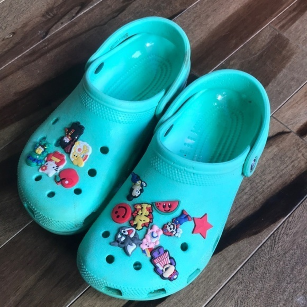 Crocs Teal Blue Shoes W/ Charms EUC M‎ 6 / W 8